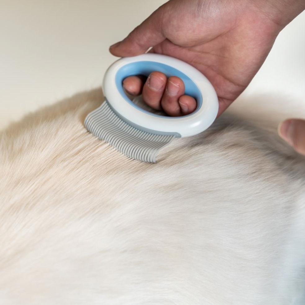 Knuckler Handheld Flexible Grooming Rake Comb for Cats & Dogs